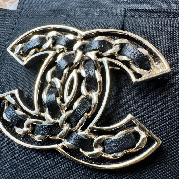 CHANEL 19P CLASSIC GOLD TONE LARGE BIG CC LOGO CHAIN BLACK LEATHER BROOCH PIN - Picture 4 of 10